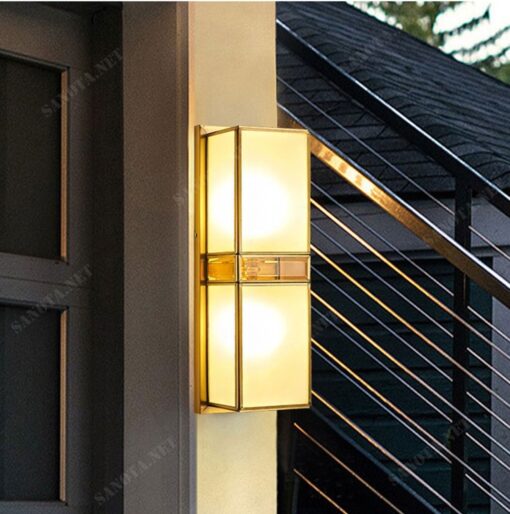 một chiếc đèn gắn tường có thiết kế thân đèn đồng mạ vàng sang trọng và chao đèn thuỷ tinh mờ, khi chiếc đèn được bật là lúc nó được nổi bật giữa không gian, với ánh sáng vàng ấm áp và chiếc đèn thân vàng sang trọng, chiếc đèn gắn tường đa công năng này phù hợp cho mọi không gian thiết kế nội thất, từ hành lang đến phòng khách hay đầu giường phòng ngủ