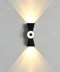 một chiếc đèn hắt tường với thiết kế hiện đại thân đèn màu đen cá tính, là một trụ đèn gắn hành lang đơn giản nhưng cách chiếc đèn sử dụng bóng đèn led hắt tường lại mang đến một vẻ đẹp nổi bật, khi chiếc đèn được bật là lúc ánh sáng phát từ hai góc trên và dưới của thân đèn tạo ra một hiệu ứng đặc biệt
