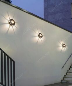 một chiếc đèn hắt tường, màu đen hiện đại cá tính, với thiết kế là một hộp tròn đơn giản nhưng ánh sáng hắt tường được đi ra từ cạnh bên hông của hộp đèn, khi chiếc đèn được bật ánh sáng đèn led đi ra từ hộp tròn hắt lên tường tạo một cảm giác ấn tượng cho không gian nội thất, chiếc đèn đa công nắng có thể gắn ở hành lang hay sân sườn hay cả cổng nhà bất cứ nơi nào cần tạo điểm nhấn cho không gian nội thất vừa là đèn chiếu sáng tốt vừa là vật trang trí đặc biệt