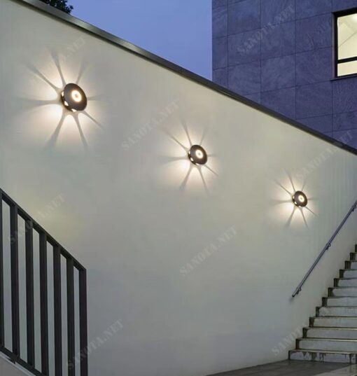 một chiếc đèn hắt tường, màu đen hiện đại cá tính, với thiết kế là một hộp tròn đơn giản nhưng ánh sáng hắt tường được đi ra từ cạnh bên hông của hộp đèn, khi chiếc đèn được bật ánh sáng đèn led đi ra từ hộp tròn hắt lên tường tạo một cảm giác ấn tượng cho không gian nội thất, chiếc đèn đa công nắng có thể gắn ở hành lang hay sân sườn hay cả cổng nhà bất cứ nơi nào cần tạo điểm nhấn cho không gian nội thất vừa là đèn chiếu sáng tốt vừa là vật trang trí đặc biệt
