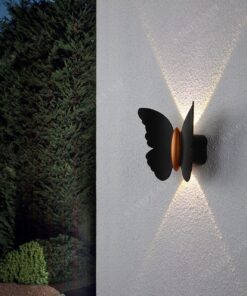 một chiếc đèn gắn tường có thiết kế độc đáo và hiện đại là một chú bướm màu đen hiện đại, một chú bướm ánh sáng, nhìn chiếc đèn như đang có một chú bướm đang đậu trên tường, khi chiếc được bật là lúc chú bướm thêm phần nổi bật ở không gian nội thất, với thiết kế này, chiếc đèn có thể gắn ở bất kì nơi nào cần trang trí, vừa là đèn tiện dụng vừa là một vật trang trí độc đáo