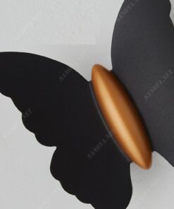 một chiếc đèn gắn tường có thiết kế độc đáo và hiện đại là một chú bướm màu đen hiện đại, một chú bướm ánh sáng, nhìn chiếc đèn như đang có một chú bướm đang đậu trên tường, khi chiếc được bật là lúc chú bướm thêm phần nổi bật ở không gian nội thất, với thiết kế này, chiếc đèn có thể gắn ở bất kì nơi nào cần trang trí, vừa là đèn tiện dụng vừa là một vật trang trí độc đáo
