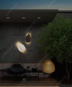 một chiếc đèn trang trí gắn tường với thiết kế hiện đại và độc đáo là một chiếc lá màu đen huyền bí và cá tính, chiếc đèn này vừa là đèn chiếu sáng cho không gian xung quanh vừa là đèn trang trí cho không gian nội thất, một chiếc đèn phù hợp với nhiều góc nhà khi là đèn sân vườn khi là đèn tường phòng khách hay dãy hành lang