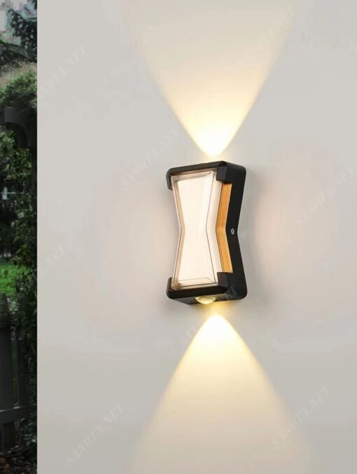 một chiếc đèn hắt tường với thiết kế hiện đại và sang trọng khi chiếc đèn có hình dáng là một chiếc đồng hồ cát có sự phối màu đen và vàng ở viền chiếc đèn. khi chiếc đèn được bật là lúc ánh sáng được hắt lên tường từ hai đầu của chiếc đèn, một chiếc đèn thiết kế đơn giản vì vậy có thể phù hợp với mọi không gian sống của bạn