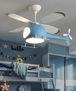 chiếc quạt trần kết hợp đèn với thiết kế là một chiếc trực thăng màu xanh dành cho phòng ngủ của các bạn nhỏ