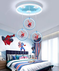một chiếc đèn chùm trẻ em, một thiết kế hiện đại dễ thương và độc đáo. Những bé trai sẽ rất thích spiderman và trên chiếc đèn là những spiderman đang đu lượn trong những vòng đèn led. một chiếc đèn phù hợp với không gian trang trí phòng ngủ cho bé trai