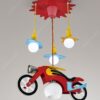 một chiếc đèn chùm có thiết kế là xe mô tô kết hợp với những bóng đèn tròn được treo cố định trên trần nhà một cách chắc chắn, chiếc đèn vừa là vật chiếu sáng vừa là vật trang trí cho phòng bé trai