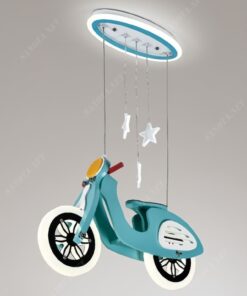 một chiếc đèn chùm có thiết kế là một mô hình xe máy dễ thương chắc chắn sẽ là một món đồ trang trí độc đáo và thú vị cho phòng ngủ các bé, khi một chiếc xe máy được tả thực và các đường nét trên chiếc đèn kết hợp với đèn led, khi chiếc đèn được bật là lúc nội thất trong căn phòng cũng được toả sáng, ánh sáng ấm áp dịu nhẹ cho căn phòng bé, món đồ decor dễ thương chắc chắn các bé sẽ rất thích