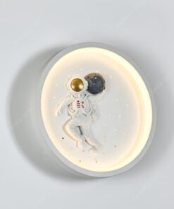 một chiếc đèn gắn tường là một mâm đèn led màu trắng hình tròn. Điểm nhấn của chiếc đèn là thiết kế phi hành gia đang thám hiểm mặt trăng. Một chiếc đèn LED độc đáo dành cho phòng ngủ bé trai cũng như là bé gái. Khi chiếc đèn được bật là lúc nó toả sáng cả không gian