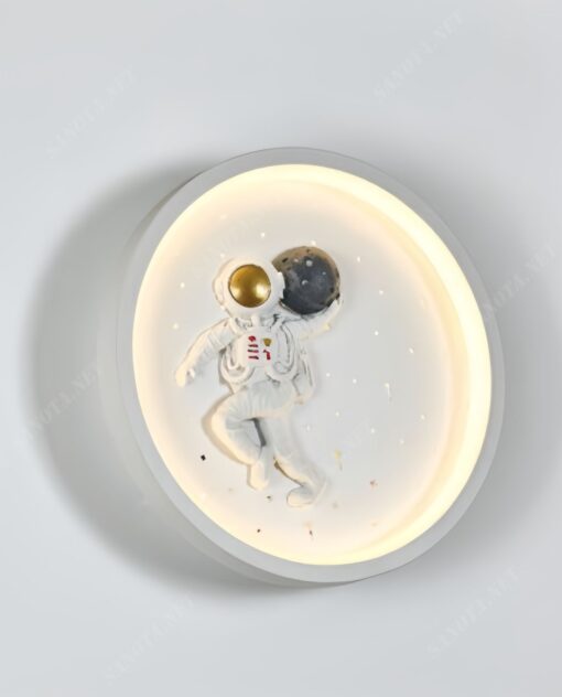 một chiếc đèn gắn tường là một mâm đèn led màu trắng hình tròn. Điểm nhấn của chiếc đèn là thiết kế phi hành gia đang thám hiểm mặt trăng. Một chiếc đèn LED độc đáo dành cho phòng ngủ bé trai cũng như là bé gái. Khi chiếc đèn được bật là lúc nó toả sáng cả không gian