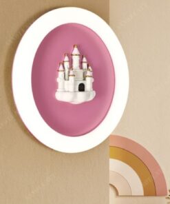 một chiếc đèn led gắn tường có thiết kế một chiếc đèn led tròn màu hồng xinh xắn với điểm nhấn là toà lâu đài, chắc chắn sẽ là một món đồ decor mà các bé gái sẽ rất thích. Với đường viền ngoài là đèn led, khi chiếc đèn được bật là lúc nó thắp sáng căn phòng bằng một ánh sáng ấm áp và dịu nhẹ sẽ là một chiếc đèn phù hợp cho phòng ngủ của bé