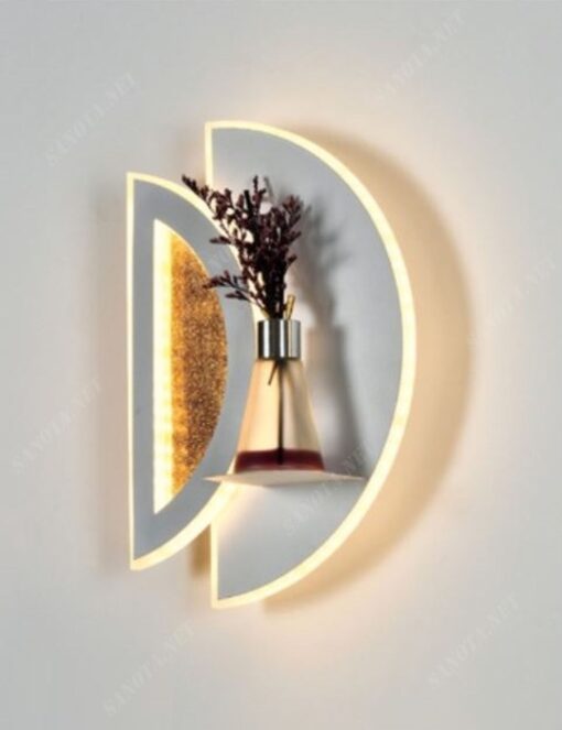 một chiếc đèn gắn tường hiện đại có thiết kế là một đèn LED vòng cung độc đáo. Khi chiếc đèn được bật là lúc chiếc đèn nổi bật giữa không gian nội thất, một chiếc đèn vừa là vật decor vừa là một chiếc đèn led chiếu sáng đặc biệt. Chiếc đèn LED này phù hợp với mọi không gian sống khác nhau từ phòng khách đến phòng ngủ những không gian tô đậm nét hiện đại