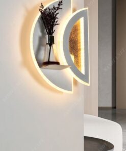 một chiếc đèn gắn tường hiện đại có thiết kế là một đèn LED vòng cung độc đáo. Khi chiếc đèn được bật là lúc chiếc đèn nổi bật giữa không gian nội thất, một chiếc đèn vừa là vật decor vừa là một chiếc đèn led chiếu sáng đặc biệt. Chiếc đèn LED này phù hợp với mọi không gian sống khác nhau từ phòng khách đến phòng ngủ những không gian tô đậm nét hiện đại