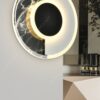 một chiếc đèn gắn tường với thiết kế hiện đại là sự kết hợp tinh tế giữa nửa màu trắng và nửa màu đen loang hiệu ứng như cẩm thạch. Khi chiếc đèn LED được bạt là lúc nó nổi bật giữa không gian nội thất. Với vẻ đẹp hiện đại này chiếc đèn sẽ là một phàn không thể thiếu trong nội thất căn nhà hiện đại tôn lên gu thẩm mỹ của gia chủ