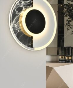 một chiếc đèn gắn tường với thiết kế hiện đại là sự kết hợp tinh tế giữa nửa màu trắng và nửa màu đen loang hiệu ứng như cẩm thạch. Khi chiếc đèn LED được bạt là lúc nó nổi bật giữa không gian nội thất. Với vẻ đẹp hiện đại này chiếc đèn sẽ là một phàn không thể thiếu trong nội thất căn nhà hiện đại tôn lên gu thẩm mỹ của gia chủ
