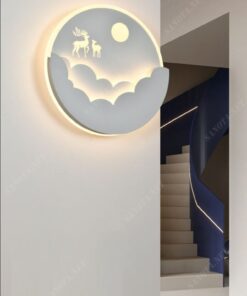 một chiếc đèn gắn tường với thiết kế là một mâm đèn led hình tròn được tô điểm bới hình ảnh 3D những đám mây, ánh trăng, những chú hươu. Khi chiếc đèn được bật là lúc một bức tranh ánh sáng được hiện lên chiếc đèn như một bức tranh đêm rằm trăng tròn có những chú hươu đang nhảy múa, một chiếc đèn gắn tường hiện đại phù hợp với mọi không gian sống đặc biệt là cho việc trang trí phòng khách vừa là đèn vừa vật trang trí