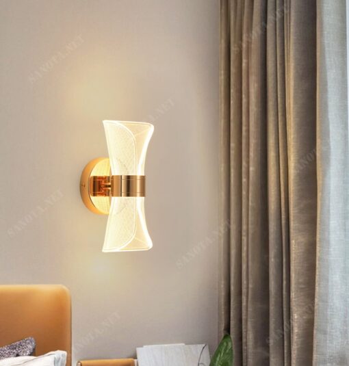 một chiếc đèn gắn tường với thiết kế hiện đại và sang trọng, với điểm tựa chắc chắn bằng đồng mạ vàng sáng bóng được gắn cố định chắc chắn vào tường và chao đèn là thuỷ tinh trong suốt, khi chiếc đèn được bật là lúc chiếc đèn sáng lấp lánh giữa không gian, đây chắc chắn sẽ là một chiếc đèn đủ để thắp sáng cho không gian mà nó được đặt, trang trí đầu giường ngủ, hai bên kệ tivi hay nhiều nơi khác