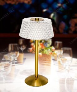 một chiếc đèn bàn đầu giường ngủ với thiết kế sang trọng và hiện đại khi thân đèn mảnh khảnh nhưng chắc chắn và làm từ đồng mạ vàng, chao đèn là pha lê trong suốt và có những đường vân trên chao đèn một cách độc đáo, khi chiếc đèn được bật là lúc chiếc đèn phát ra một ánh sáng lấp lánh và dịu nhẹ cho căn phòng ngủ, ngoài ra chiếc đèn còn là một vật trang trí sang trọng cho nhiều không gian khác, chiếc đèn không dây, sạc tích điện tiện lợi cho mọi nơi