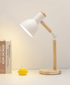 một chiếc đèn để bàn học đơn giãn và hiện đại tinh tế, chiếc đèn có thiết kế đế gỗ và thân đèn cũng được làm chi tiết vân gỗ, chụp đèn màu trắng một sự kết hợp tinh tế của vẻ đẹp đơn giản nhưng vẫn hiện đại vả sang trọng, một chiếc đèn bàn học tạo điểm nhấn cho không gian học tập