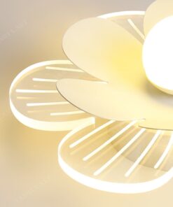 một chiếc đèn ốp trần sang trọng và tinh tế với kiểu dáng thiết kế là một bông hoa 6 cánh với chất liệu làm từ mika trong suốt, bền và tạo hiệu ứng ánh sáng đẹp, cùng với đó ánh sáng phát ra từ bóng đèn led thay thế cho nhuỵ hoa, một khung cảnh lãng mạn như lạc vào vườn hoa với ánh sáng rực rỡ của bông hoa