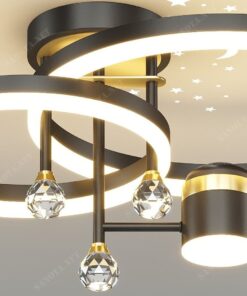 một chiếc đèn ốp trần với thiết kế hiện đại và sang trọng là hai vòng tròn đèn led kết hợp với đèn rọi ánh sao, khi chiếc đèn được bật là lúc ánh sáng ấm áp của chiếc đèn led cùng với chiếc đèn rọi ánh sao khắp trần nhà, một chiếc đèn led hiện đại và sang trọng sẽ là điểm nhấn cho phòng khách làm nổi bật lên nội thất của phòng, ngoài ra còn có thể đặt ở phòng ngủ tạo không gian lung linh và ấm áp