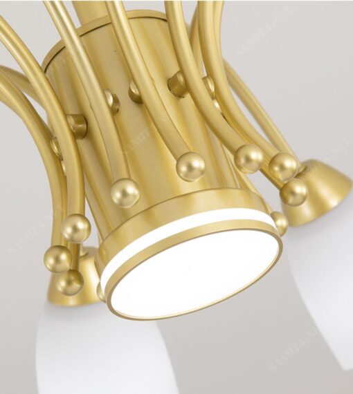 một chiếc đèn chùm mạ vàng sang trọng mang hơi hướng cổ điển là một chiếc đèn led có thiết kế những cánh tay đèn uốn cong bắt lấy mỗi một bóng đèn có chao thuỷ tinh, khi chiếc đèn được bật là lúc chiếc đèn led phát ra một dải ánh sáng lung linh chiếu sáng cho cả không gian, chiếc đèn này chắc chắn sẽ là một vật trang trí giúp tạo điểm cho không gian nội thất mà nó được đặt, một chiếc đèn sẽ tôn lên gu thẩm mỹ của chủ nhân căn nhà