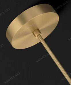 một chiếc đèn thả sang trọng và hiện đại với thiết kế độc đáo như một dây vòng ngọc sáng loá đang được thả tự do giữa không gian, một chiếc đèn LED đơn giản và tinh tế khi kết hợp từ bóng đèn led tròn và những quả cầu bằng đồng mạ vàng, thân đèn bằng đồng mạ vàng được cố định chắc chắn, đây sẽ là một chiếc đèn cũng như món đồ trang trí cho bất kì không gian nào, đặc biệt là trang trí phòng ngủ khi để chiếc đèn led ở đầu giường ngủ