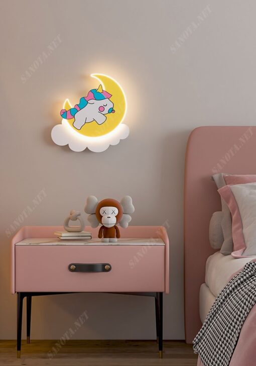 một chiếc đèn gắn tường với thiết kế hiện đại và dễ thương với hình ảnh chú kì lân đang ngủ trên mặt trăng, một hình ảnh ngây ngô đáng yêu, một chiếc đèn led gắn tường phù hợp cho không gian phòng ngủ và nhiều không gian trang trí khác, đặc biệt là không gian phòng bé, khi chiếc đèn được