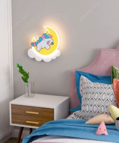 một chiếc đèn gắn tường với thiết kế hiện đại và dễ thương với hình ảnh chú kì lân đang ngủ trên mặt trăng, một hình ảnh ngây ngô đáng yêu, một chiếc đèn led gắn tường phù hợp cho không gian phòng ngủ và nhiều không gian trang trí khác, đặc biệt là không gian phòng bé, khi chiếc đèn được