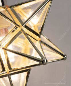 một chiếc đèn thả sang trọng và hiện đại với kiểu dáng là một ngôi sao vàng, được viền bằng sắt sơn tĩnh điện màu vàng sang trọng và thuỷ tinh trong suốt ở các cạnh của ngôi sao, với thiết kế này khi chiếc đèn được bật là lúc một ngôi sao vàng toả sáng giữa không gian nội thất, ánh sáng đi qua lớp kính trong suốt đủ có thể chiếu sáng cả một căn phòng, đây sẽ là một vật trang trí độc đáo,hiện đại và sang trọng cho căn phòng của bạn, tôn lên gu thẩm mỹ của chủ nhân ngôi nhà