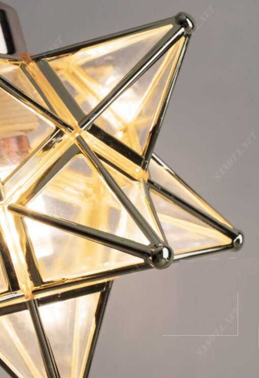 một chiếc đèn thả sang trọng và hiện đại với kiểu dáng là một ngôi sao vàng, được viền bằng sắt sơn tĩnh điện màu vàng sang trọng và thuỷ tinh trong suốt ở các cạnh của ngôi sao, với thiết kế này khi chiếc đèn được bật là lúc một ngôi sao vàng toả sáng giữa không gian nội thất, ánh sáng đi qua lớp kính trong suốt đủ có thể chiếu sáng cả một căn phòng, đây sẽ là một vật trang trí độc đáo,hiện đại và sang trọng cho căn phòng của bạn, tôn lên gu thẩm mỹ của chủ nhân ngôi nhà