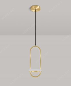 một chiếc đèn thả hiện đại sang trọng với thiết kế đơn giản chỉ là một vòng đèn led mạ vàng hình bầu dục, chiếc đèn được cố định trên trần nhà một cách chắc chắn, và thả giữa không gian nội thất, chiếc đèn thả led này chắc chắn là một món đồ trang trí không thể thiếu trong không gian nội thất nhà bạn, phù hợp với mọi không gian đặc biệt là không gian phòng ăn, sẽ là điểm nhấn cho bàn ăn sang trọng
