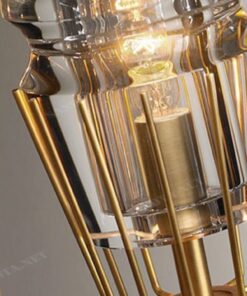 một chiếc đèn chùm mang một chút nét đẹo cổ điển nhưng vẫn đậm chất hiện đại và sang trọng chiếc đèn chùm với thiết kế một vòng tròn thân đồng mạ vàng xếp tỉ mỉ xung quanh là những bóng đèn có chao đèn thuỷ tinh, những chiếc đèn được thiết kế tỉ mỉ từng chi tiết tôn lên vẻ đẹp của chiếc đèn, khi ánh sáng của chiếc đèn được bật sự kết hợp giữa ánh sáng ấm áp đi qua chao thuỷ tinh và màu vàng đồng của đèn tạo nên một không gian ấm cúng đặc biệt, đây chắc chắn sẽ là một món đồ trang trí không thể thiếu trong không gian nội thất căn nhà của bạn, chiếc đèn chùm sang trọng này có thể được đặt ở bất kì không gian nào, trang trí phòng khách, phòng ngủ hay bàn ăn sang trọng, tôn lên gu thẩm mỹ của gia chủ