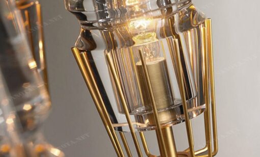 một chiếc đèn chùm mang một chút nét đẹo cổ điển nhưng vẫn đậm chất hiện đại và sang trọng chiếc đèn chùm với thiết kế một vòng tròn thân đồng mạ vàng xếp tỉ mỉ xung quanh là những bóng đèn có chao đèn thuỷ tinh, những chiếc đèn được thiết kế tỉ mỉ từng chi tiết tôn lên vẻ đẹp của chiếc đèn, khi ánh sáng của chiếc đèn được bật sự kết hợp giữa ánh sáng ấm áp đi qua chao thuỷ tinh và màu vàng đồng của đèn tạo nên một không gian ấm cúng đặc biệt, đây chắc chắn sẽ là một món đồ trang trí không thể thiếu trong không gian nội thất căn nhà của bạn, chiếc đèn chùm sang trọng này có thể được đặt ở bất kì không gian nào, trang trí phòng khách, phòng ngủ hay bàn ăn sang trọng, tôn lên gu thẩm mỹ của gia chủ