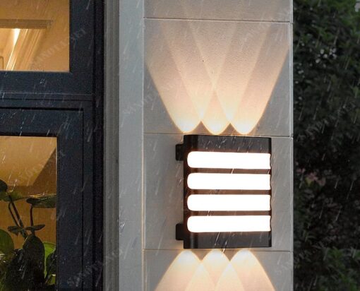 mộ chiếc đèn hắt tường, một chiếc đèn gắn tường theo phong cách hiện đại, thiết kế đơn giản chỉ là một hộp đèn, có thân đèn màu đen tối giản, một chiếc đèn hắt tường với bóng đèn LED có chất liệu tốt, chiếc đèn sẽ là vật chiếu sáng hoànhaor cho căn nhà của bạn, nó có thể được đặt ở cổng, hành lang, ngoài sân vườn, những nơi cần không gian sáng tập trung
