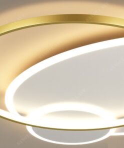 một chiếc đèn ốp trần với thiết kế là một mâm đèn led tròn hiện địa và sang trọng, chiếc đèn với sự kết hợp giữa màu trắng tinh tế của mâm đèn led và màu vàng sang trọng của vòng tròn đèn led, khi chiếc đèn được bật ánh sáng hoà qyền cùng với màu sắc của chiếc đèn tạo nên một điểm nhấn đặc biệt lôi cuốn ánh nhìn, ánh sáng ấm áp chiếu ra từ bóng đèn led phù hợp với mọi không gian trong căn nhà, từ phòng khách đến phòng ngủ hay phòng làm việc, chiếc đèn led này đều làm tốt chức năng của nó, đây chắc chắn sẽ là một chiếc đèn mà bạn đang cần bởi vẻ đẹp rong trang trí nội thất và tính năng ánh sáng mà nó đem lại