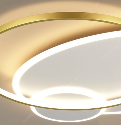 một chiếc đèn ốp trần với thiết kế là một mâm đèn led tròn hiện địa và sang trọng, chiếc đèn với sự kết hợp giữa màu trắng tinh tế của mâm đèn led và màu vàng sang trọng của vòng tròn đèn led, khi chiếc đèn được bật ánh sáng hoà qyền cùng với màu sắc của chiếc đèn tạo nên một điểm nhấn đặc biệt lôi cuốn ánh nhìn, ánh sáng ấm áp chiếu ra từ bóng đèn led phù hợp với mọi không gian trong căn nhà, từ phòng khách đến phòng ngủ hay phòng làm việc, chiếc đèn led này đều làm tốt chức năng của nó, đây chắc chắn sẽ là một chiếc đèn mà bạn đang cần bởi vẻ đẹp rong trang trí nội thất và tính năng ánh sáng mà nó đem lại