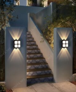 một chiếc đèn led hắt tường với thiết kế tối giản nhưng đậm chất hiện đại một chiếc hộp đèn led gắn tường màu đen đơn giản, với hộp đèn làm từ chất liệu nhựa cao cấp, bền chịu được nắng mưa, một chiếc đèn phù hợp cho mọi góc nhà đặc biệt khi được trang bị cho sân vườn hành lang hay ngay cổng nhà, đây chắc chắn sẽ là một chiếc đèn led góp phần trang trí và chiếu sáng cho không gian nhà của bạn, khi chiếc đèn được bật ánh sáng hắt lên tường tạo điểm nhấn cũng như góp phần thắp sáng cho không gian sân vườn nhà bạn, với chiếc đèn hiện đại nàychắc chắn sẽ là một phần không thể thiếu trong việc trang trí căn nhà của bạn