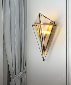 một chiếc đèn gắn tường với thiết kế độc đáo kiểu dáng hình học, thân đèn từ chất liệu hợp kim sơn tĩnh điện chắc chắn và bền bỉ, xung quanh các mặt của chiếc đèn được phủ thuỷ tinh trong suốt, với thiết kế đèn gắn tường hiện đại, chiếc đèn sẽ phù hợp với mọi không gian nội thất, sẽ là món đồ trang trí độc đáo cho bất kì phong cách nào, tôn lên gu thẩm mỹ của chủ nhân căn nhà