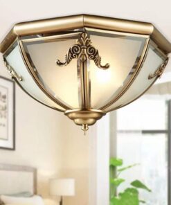 một chiếc đèn ốp tường với thiết kế hiện đại, một chiếc đèn trang tri có thiết kế hình nón được viền đồng và chao thuỷ tinh sang trọng, chiếc đèn mang một điểm nhấn sang trọng hiện đại phù hợp với nhiều phong cách và không gian phòng khác nhau, sẽ là một điểm nhấn thú vị trong thiết kế nội thất căn nhà của bạn, ngoài ra chiếc đèn trí phù hợp cho cả những khách sạn, resort, nhà hàng sang trọng hiện đại, đây chắc sẽ là chiếc đèn mà bạn đang tìm kiếm