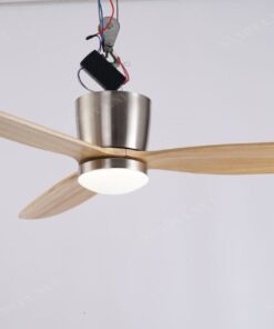 một chiếc quạt trần kết hợp đèn LED với thiết kế hiện đại và đơn giản, chiếc quạt với thân quạt được mạ nickel chắc chắn cố định trên trần nhà và bền bỉ theo thời gian, 3 cánh quạt được làm từ gỗ, một chiếc quạt trần tiện ích có thể đặt được ở bất kì không gian nào