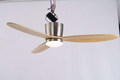 một chiếc quạt trần kết hợp đèn LED với thiết kế hiện đại và đơn giản, chiếc quạt với thân quạt được mạ nickel chắc chắn cố định trên trần nhà và bền bỉ theo thời gian, 3 cánh quạt được làm từ gỗ, một chiếc quạt trần tiện ích có thể đặt được ở bất kì không gian nào