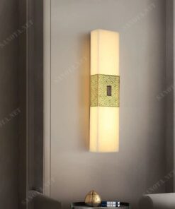 một chiếc đèn tường LED với thiết kế hiện đại và sang trọng với chất liệu lá ốp đá cao cấp tạo hiệu ứng khi bật đèn, kết hợp với đó là ốp đồng để cố định chiếc đèn chắc chắn vào tường tạo điểm nhấn cho chiếc đèn, một chiếc đèn gắn tường phù hợp với nhiều không gian và phong cách trang trí nội thất, tạo điểm nhấn sang trọng và hiện đại cho không gian nơi mà nó được đặt, đây chắc chắn là chiếc đèn tường mà bạn đang tìm kiếm