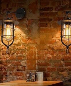 một chiếc đèn gắn tường hiện đại là một chiếc đèn tường thiết kế là chiếc lồng sắt sơn tĩnh điện màu đen một nét đẹp cá tính hiện đại, với chao đèn thuỷ tinh đem đến chất lượng ánh sáng tốt, khi chiếc đèn được bật ánh sáng ấm áp lan toả khắp không gian, với thiết kế của chiếc đèn tường nó phù hợp với mọi không gian, là món đồ trang trí trong nội thất căn nhà của bạn, nó có thể đặt ở phòng khách, phòng ngủ, phòng làm việc, hành lang, hay ngoài sân vườn, ngoài ra còn có thể là món đồ trang trí cho các không ian hành lang hiện đại của khách sạn, resort,...