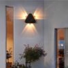 một chiếc đèn gắn tường với thiết kế hiện đại và đơn giản, là một chiếc đèn hắt tường với hình dáng tam giác, ánh sáng được hắt ra từ các cạnh của tam giác tạo điểm nhấn trong thiết kế, chiếc đèn vừa là món đồ trang trí vừa là chiếc đèn tiện ích ngoài chức năng chiếu sáng cho không gian còn giúp tạo điểm nhấn ánh sáng tập trung cho một món đồ trang trí nào, chiếc đèn tường với thiết kế hiện đại phù hợp bất kì không gian nào từ phòng khách đến hành lang hay sân vườn, cổng nhà