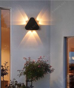 một chiếc đèn gắn tường với thiết kế hiện đại và đơn giản, là một chiếc đèn hắt tường với hình dáng tam giác, ánh sáng được hắt ra từ các cạnh của tam giác tạo điểm nhấn trong thiết kế, chiếc đèn vừa là món đồ trang trí vừa là chiếc đèn tiện ích ngoài chức năng chiếu sáng cho không gian còn giúp tạo điểm nhấn ánh sáng tập trung cho một món đồ trang trí nào, chiếc đèn tường với thiết kế hiện đại phù hợp bất kì không gian nào từ phòng khách đến hành lang hay sân vườn, cổng nhà