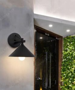 một chiếc đèn gắn tường với thiết kế đơn giản và hiện đại là một chiếc đèn tường thân đèn và chụp đèn hình nón được làm từ hợp kim sơn tĩnh điện màu đen cá tính kết hợp với đó bóng đèn thuỷ tinh trong suốt đem lại ánh sáng tốt toả sáng khắp cả một không gian, là chiếc đèn trang trí phù hợp với nhiều không gian, là điểm nhấn nổi bật trong thiết kế nội thất, chiếc đèn tường trang trí từ phòng khách đến phòng ngủ, hành lang, sân vườn bất cứ nơi nào