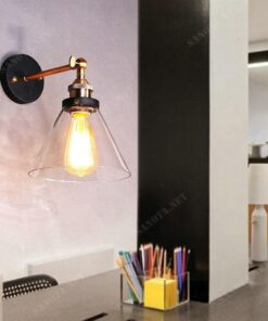 một chiếc đèn gắn tường với thiết kế hiện đại là sự kết hợp của thân đèn và chao thuỷ tinh trong suốt sự kết hợp của vẻ đẹp hiện đại, khi chiếc đèn được bật ánh sáng ấm áp lan toả khắp không gian nội thất, với sự kết hợp của vẻ đẹp của thiết kế của sự tiện ích chiếc đèn phù hợp với nhiều không gian nội thất, đặt ở phòng khách phòng làm việc phòng ngủ hay hành lang, đây chắc là một chiếc đèn mà bạn đang tìm kiếm