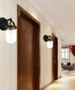 một chiếc đèn gắn tường với thiết kế hiện đại, chao đèn thuỷ tinh trong suốt sự kết hợp hiện đại tạo điểm nhấn trong không gian nội thất, ánh sáng phát ra từ chiếc đèn thoải mái dễ chịu ấm áp nhưng vẫn đủ thắp sáng cho cả một không gian nội thất, chiếc đèn phụ hợp với nhiều không gian nội thất khác nhau