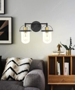 một chiếc đèn gắn tường với thiết kế hiện đại, chao đèn thuỷ tinh trong suốt sự kết hợp hiện đại tạo điểm nhấn trong không gian nội thất, ánh sáng phát ra từ chiếc đèn thoải mái dễ chịu ấm áp nhưng vẫn đủ thắp sáng cho cả một không gian nội thất, chiếc đèn phụ hợp với nhiều không gian nội thất khác nhau